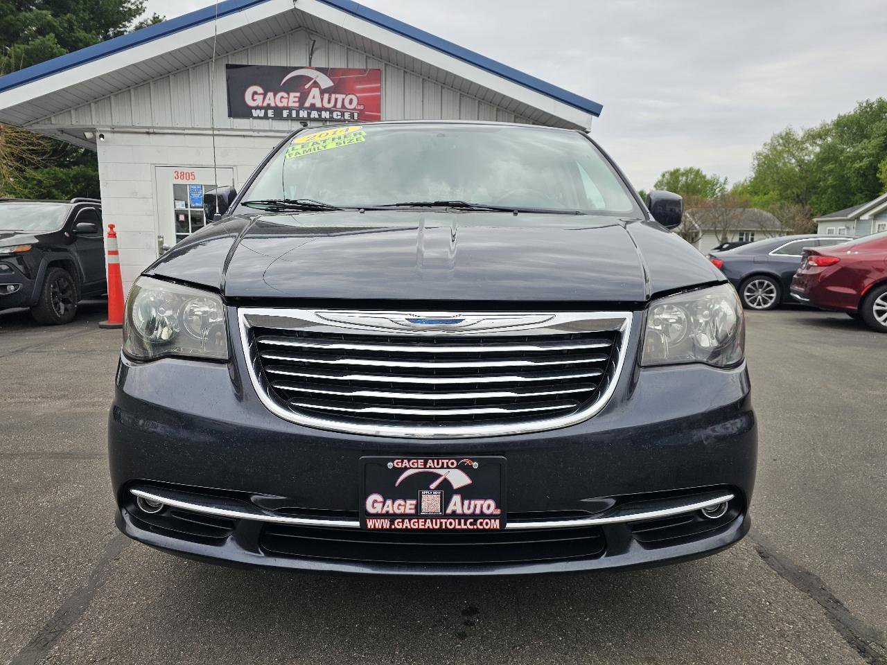 Used 2014 Chrysler Town & Country Touring FWD image 3