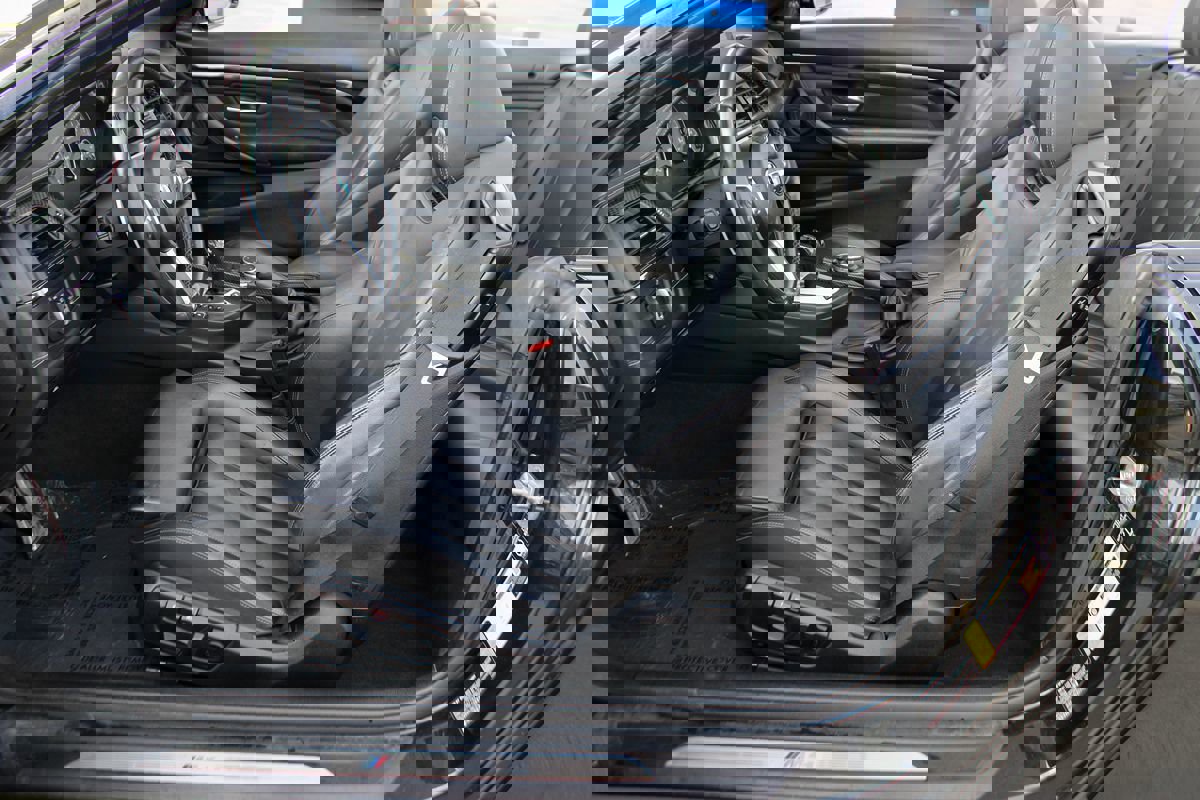 Used 2015 BMW M4 Convertible image 25