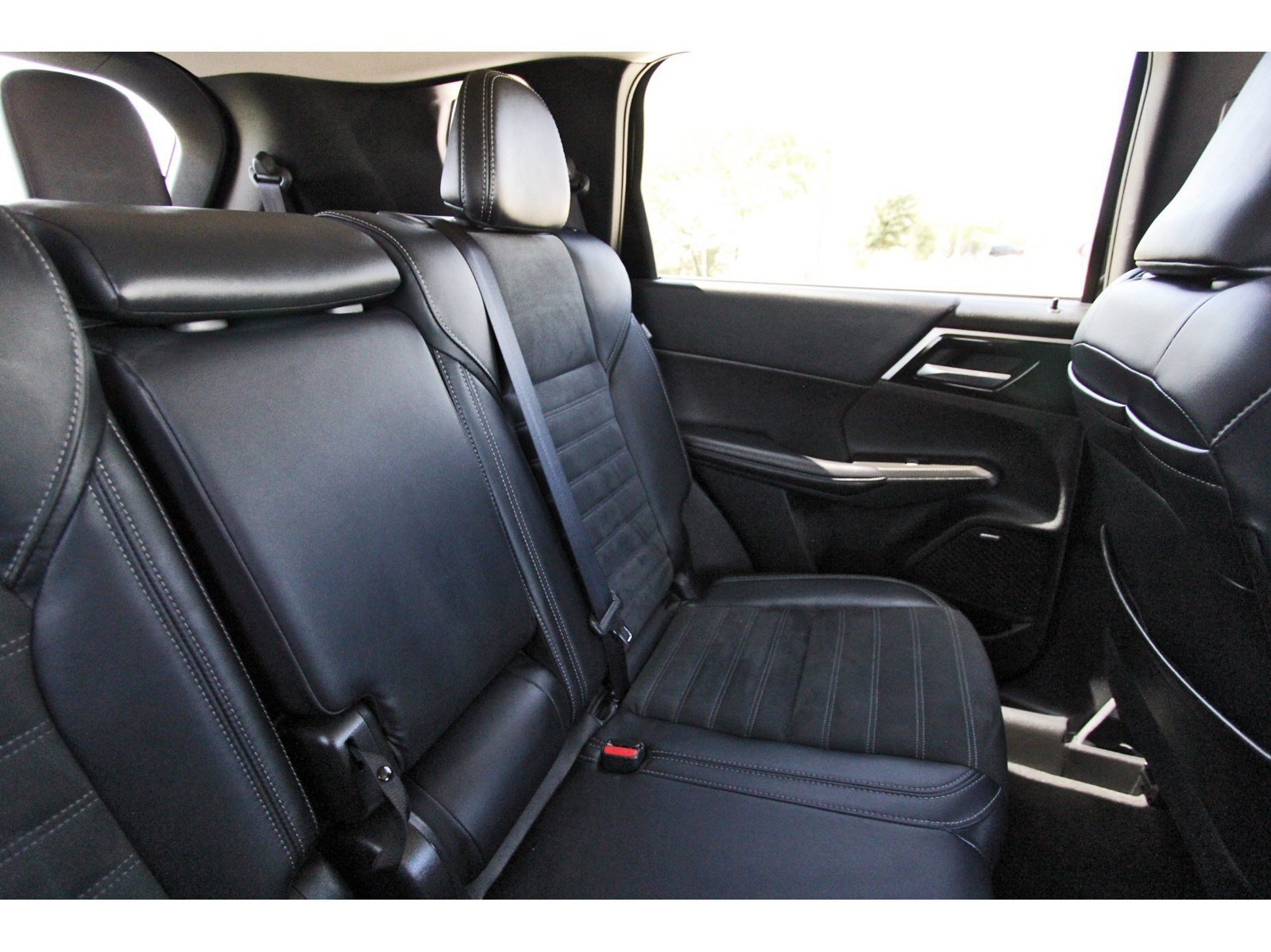 Used 2025 Mitsubishi Outlander SE FWD image 13
