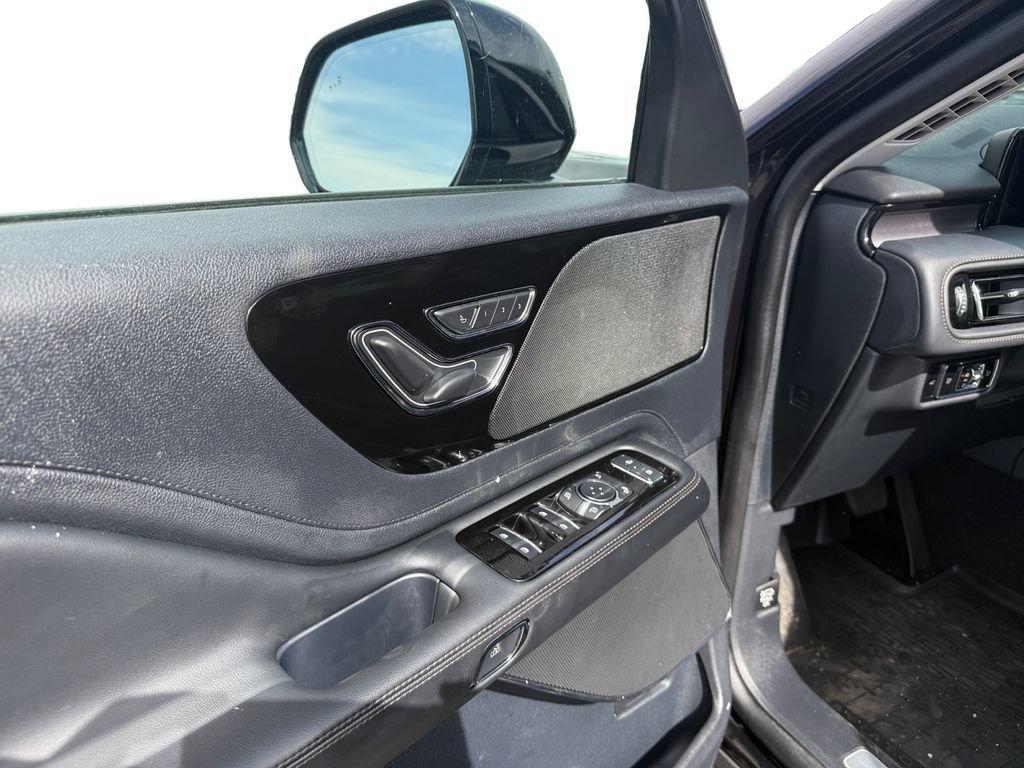 Used 2025 Lincoln Aviator AWD image 25