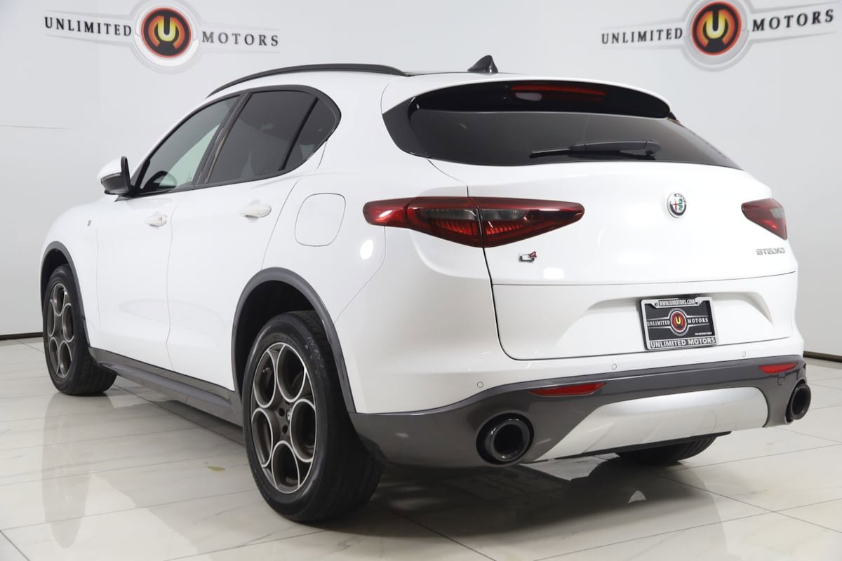 Used 2023 Alfa Romeo Stelvio Ti image 4