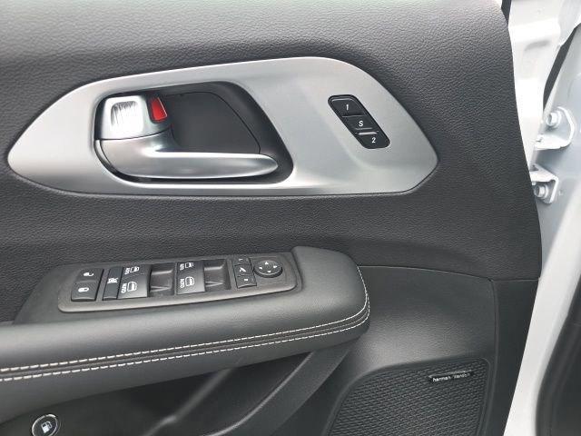 Used 2026 Chrysler Pacifica Premium image 13
