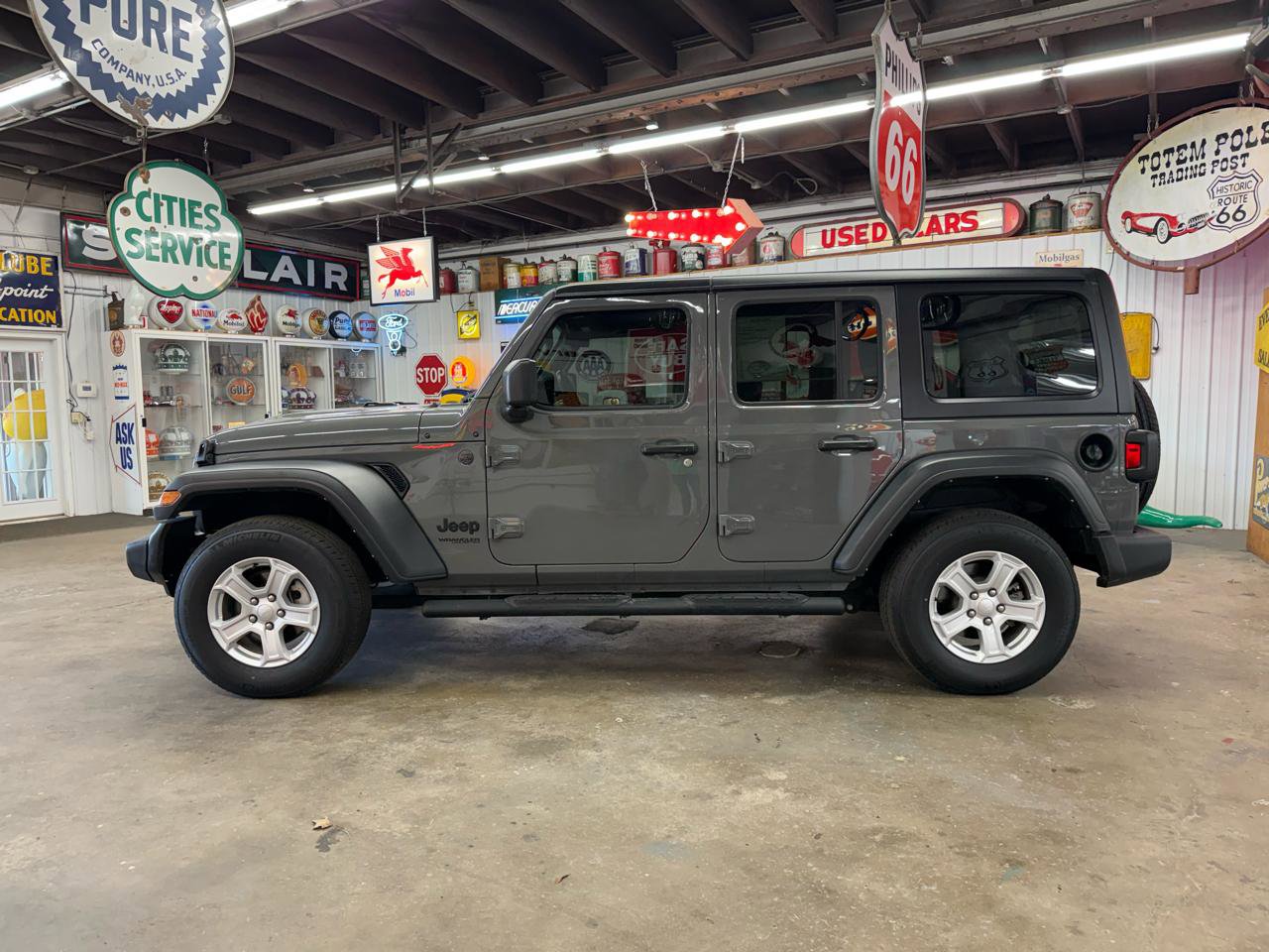 Used 2022 Jeep Wrangler Unlimited Sport image 2