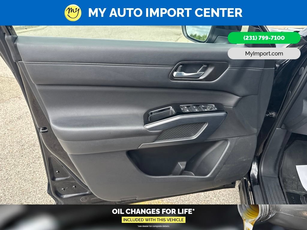 Used 2024 Nissan Pathfinder SL AWD/4WD image 10
