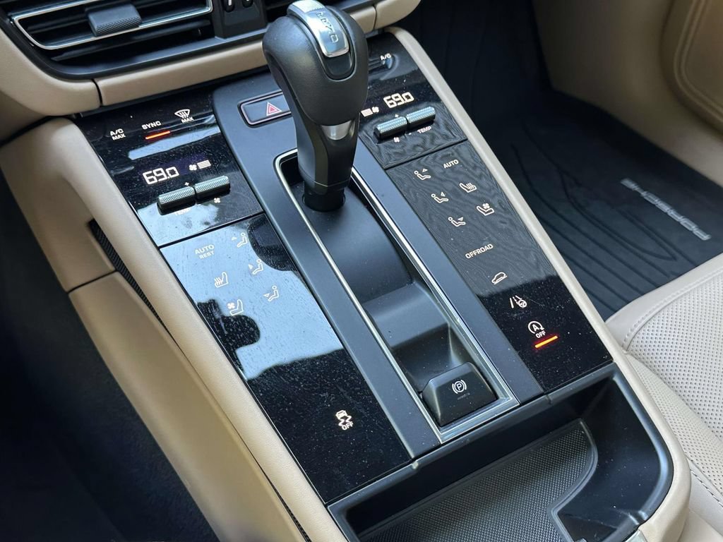 Certified 2025 Porsche Macan AWD/4WD image 30