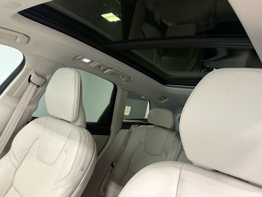 Used 2023 Volvo XC60 B5 Ultimate w/ Protection Package Premier image 18