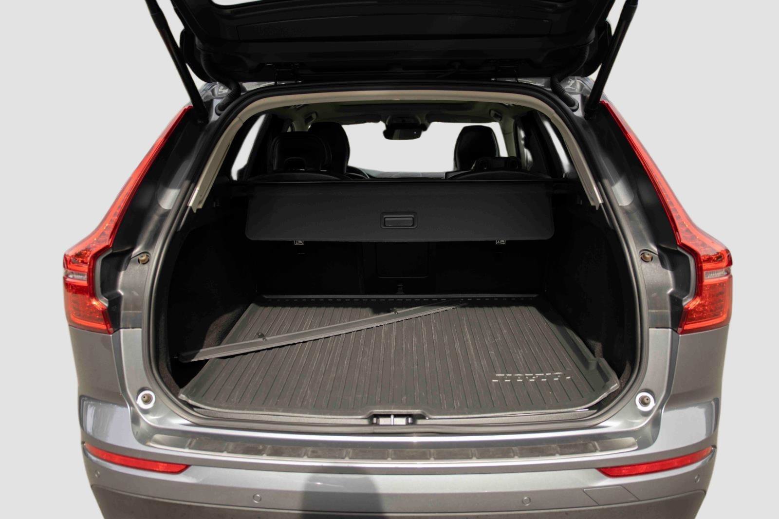 Used 2021 Volvo XC60 T5 Momentum w/ Protection Package Premier image 21