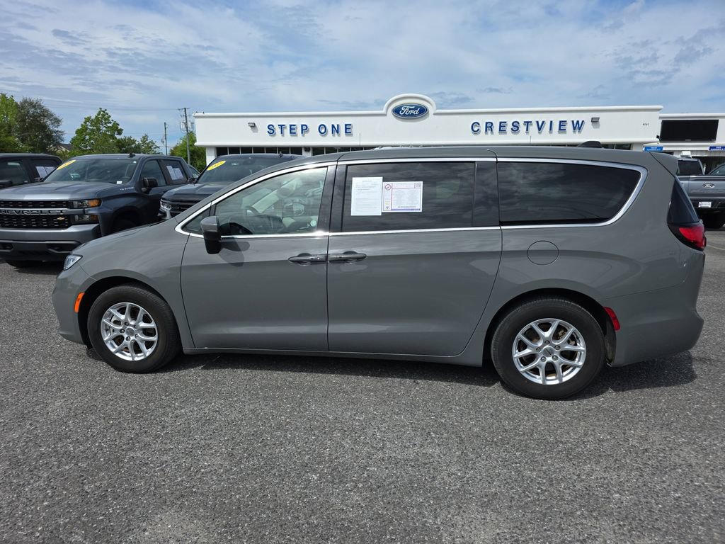Used 2023 Chrysler Pacifica Touring-L image 8