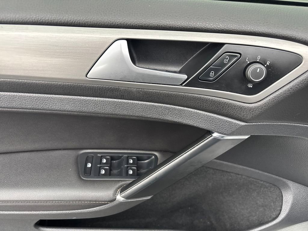 Used 2016 Volkswagen Golf SE image 16