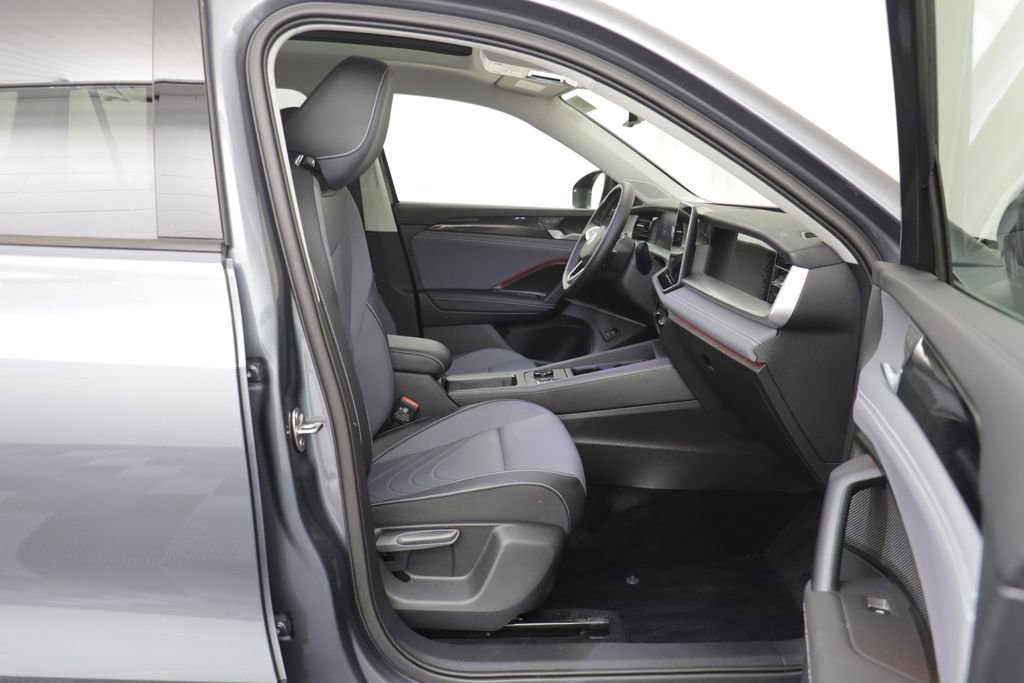 Used 2025 Volkswagen Tiguan SE w/ Panoramic Sunroof Package AWD/4WD image 19