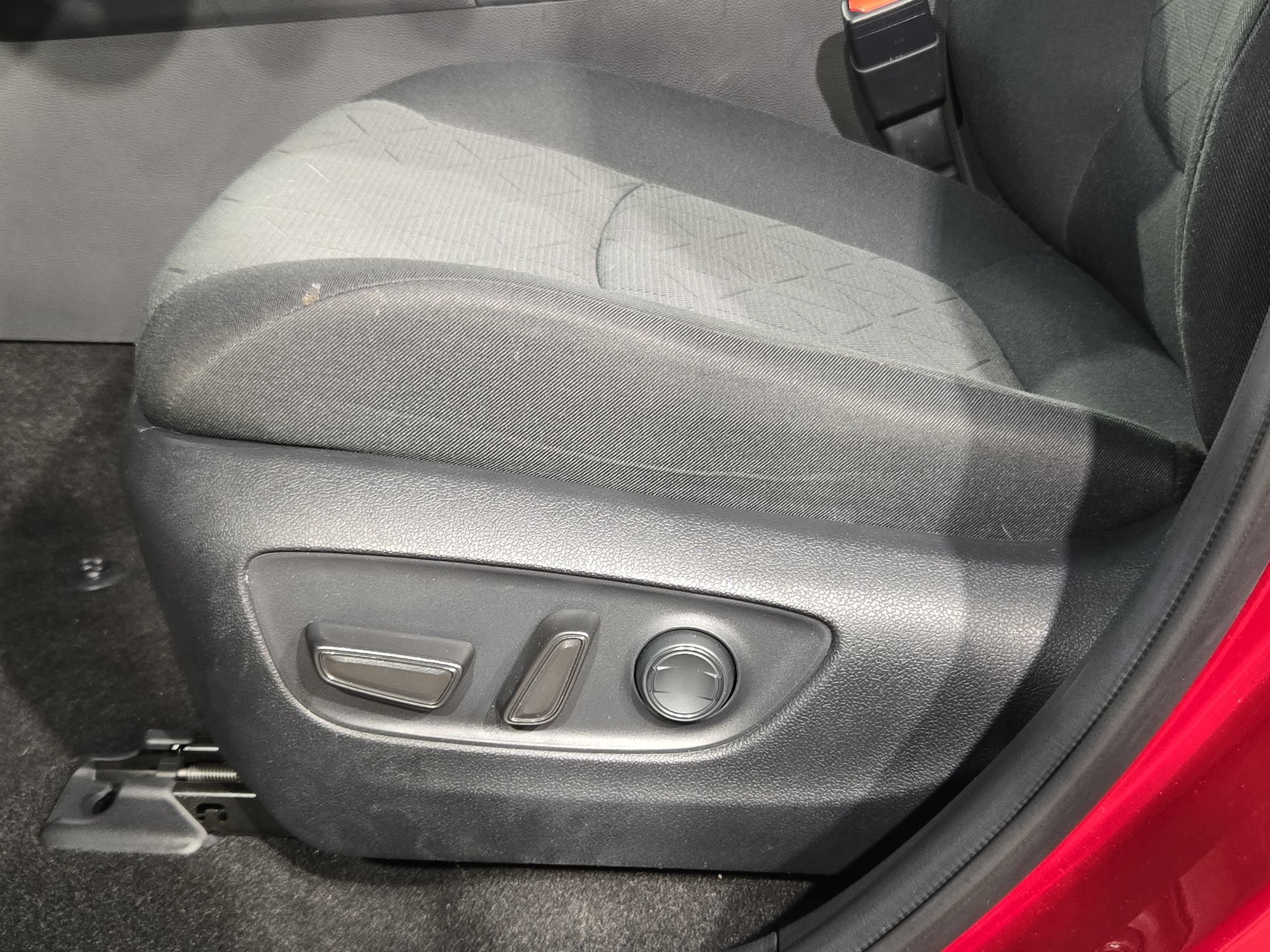 Used 2020 Toyota RAV4 XLE w/ Convenience Package FWD image 23