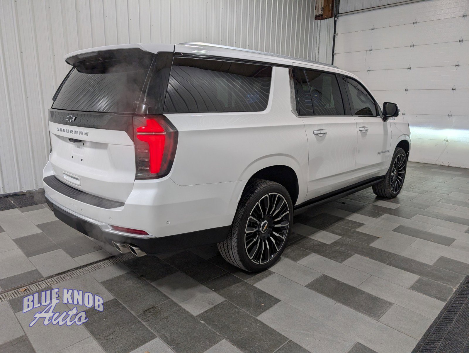 Used 2025 Chevrolet Suburban High Country image 4