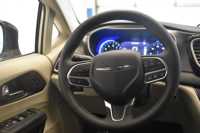 Used 2024 Chrysler Pacifica Touring-L FWD image 22