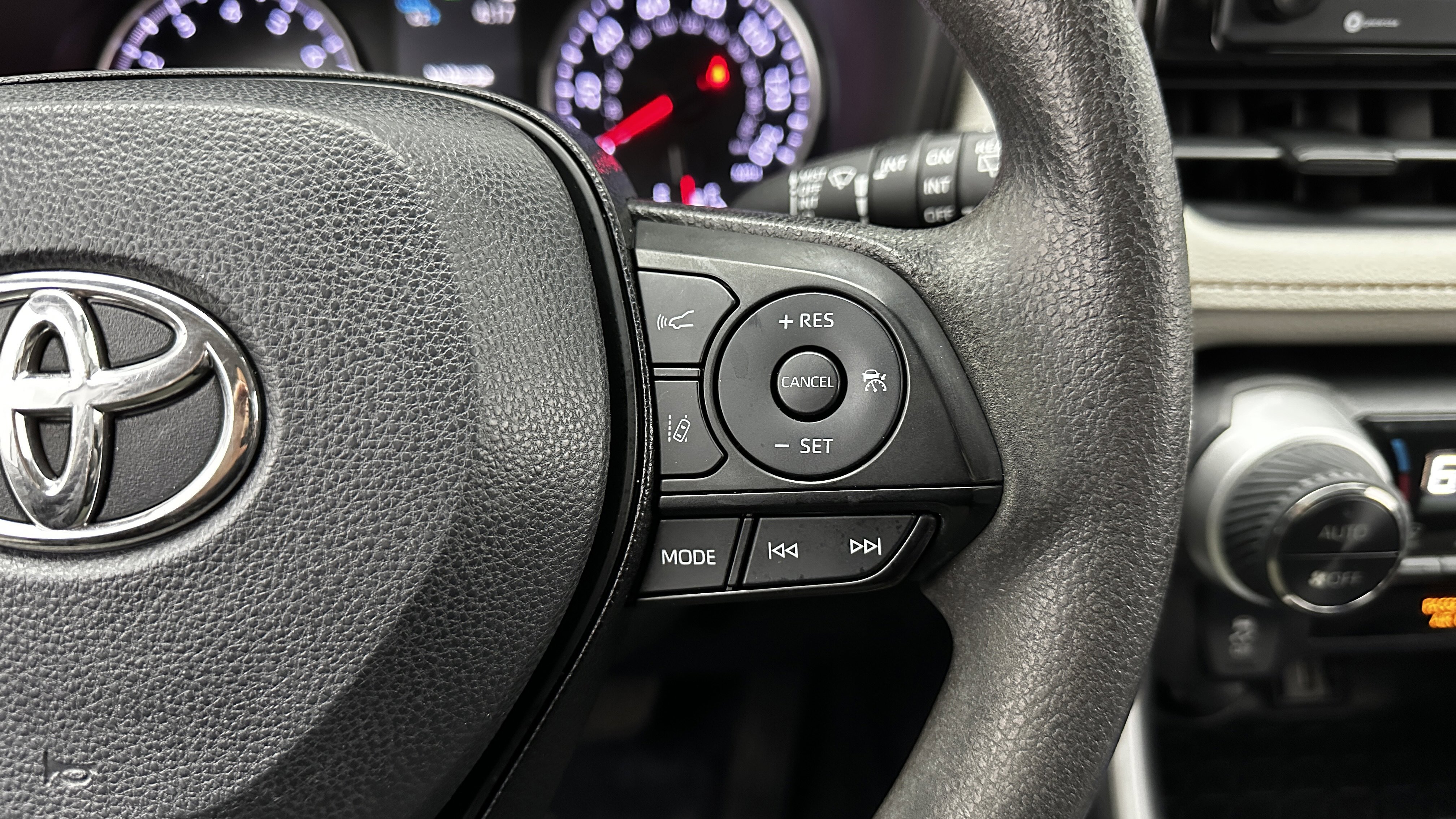 Used 2021 Toyota RAV4 XLE image 19