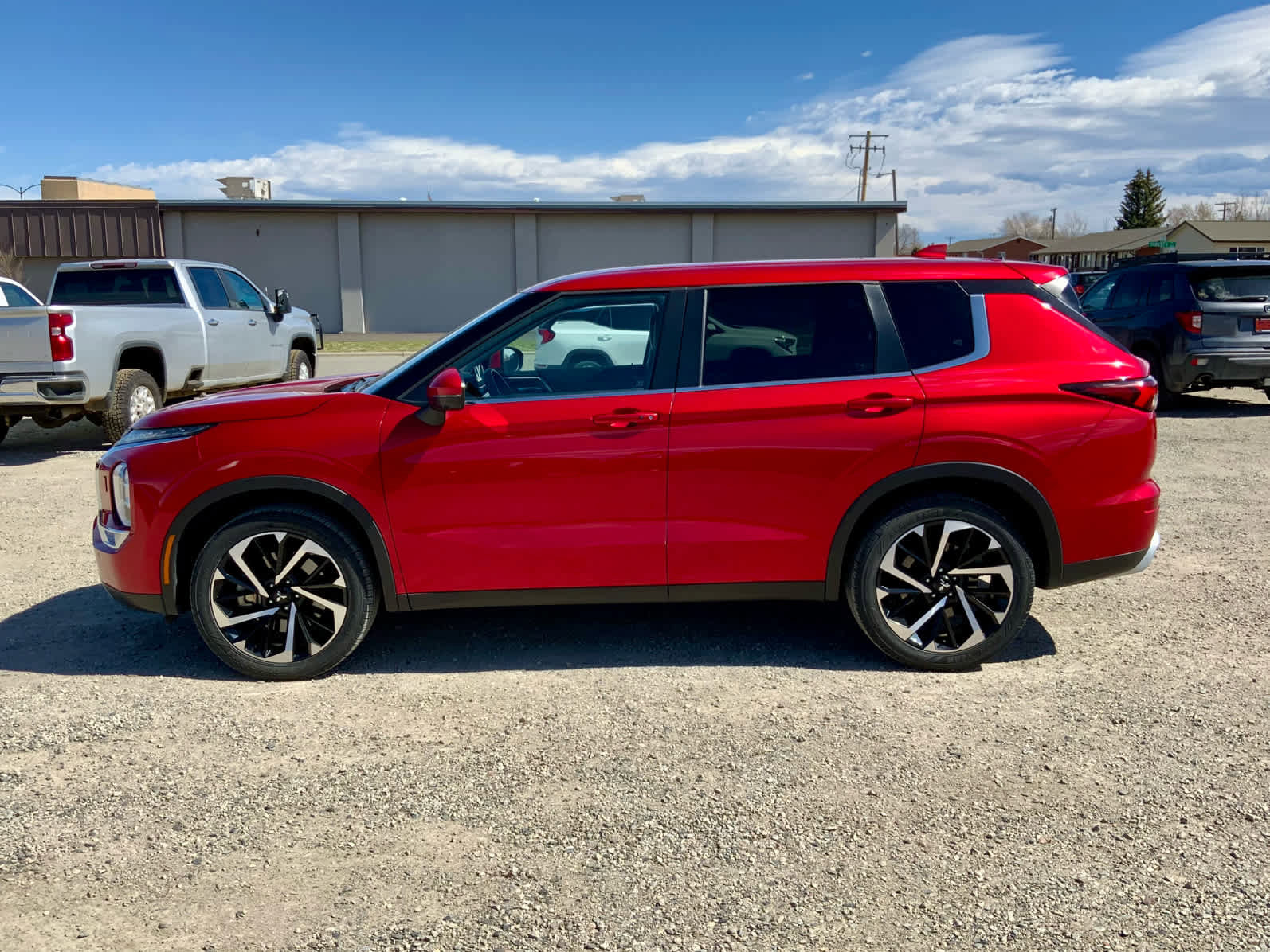 Used 2024 Mitsubishi Outlander SE image 2