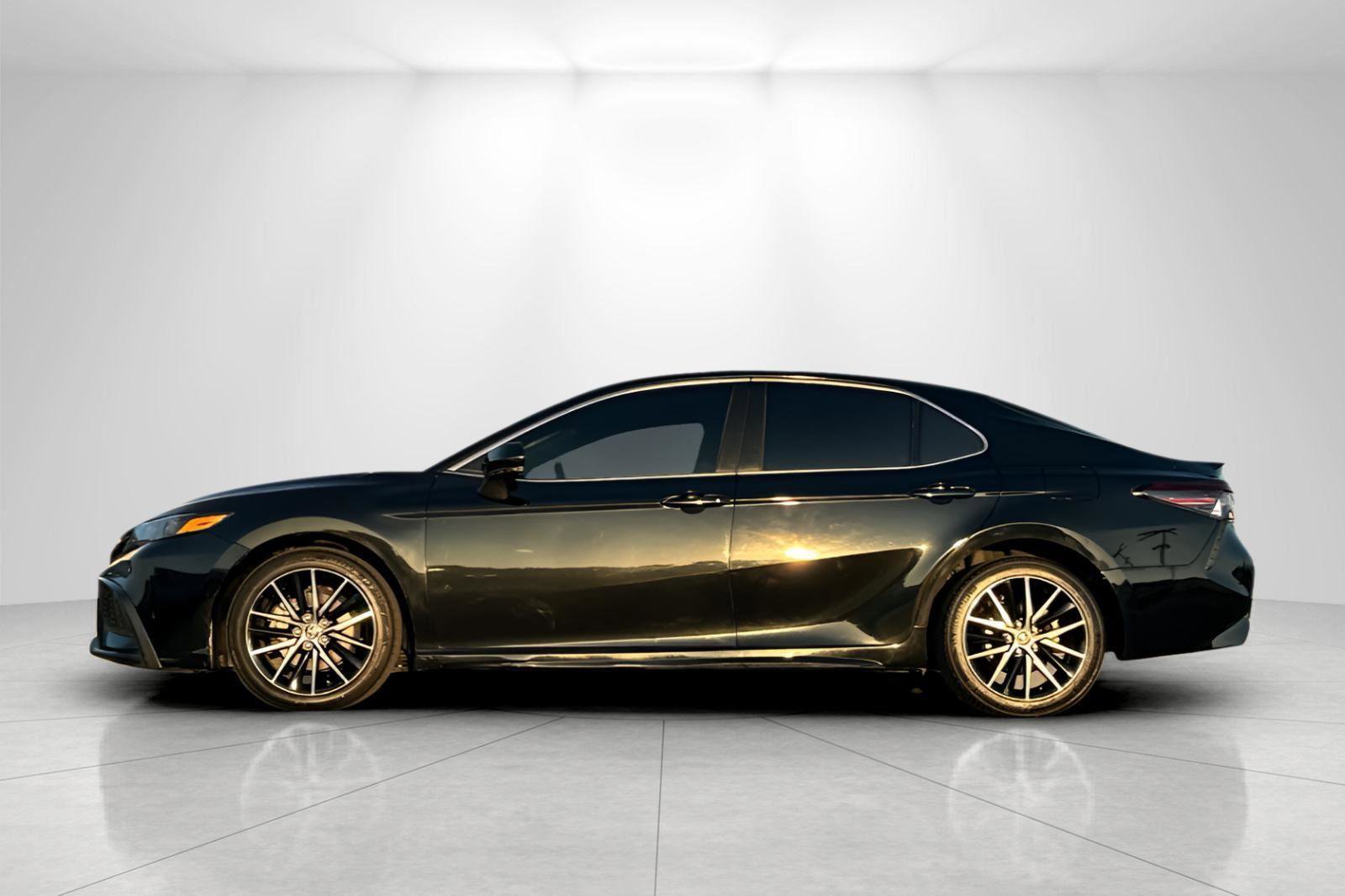 Used 2022 Toyota Camry SE image 6