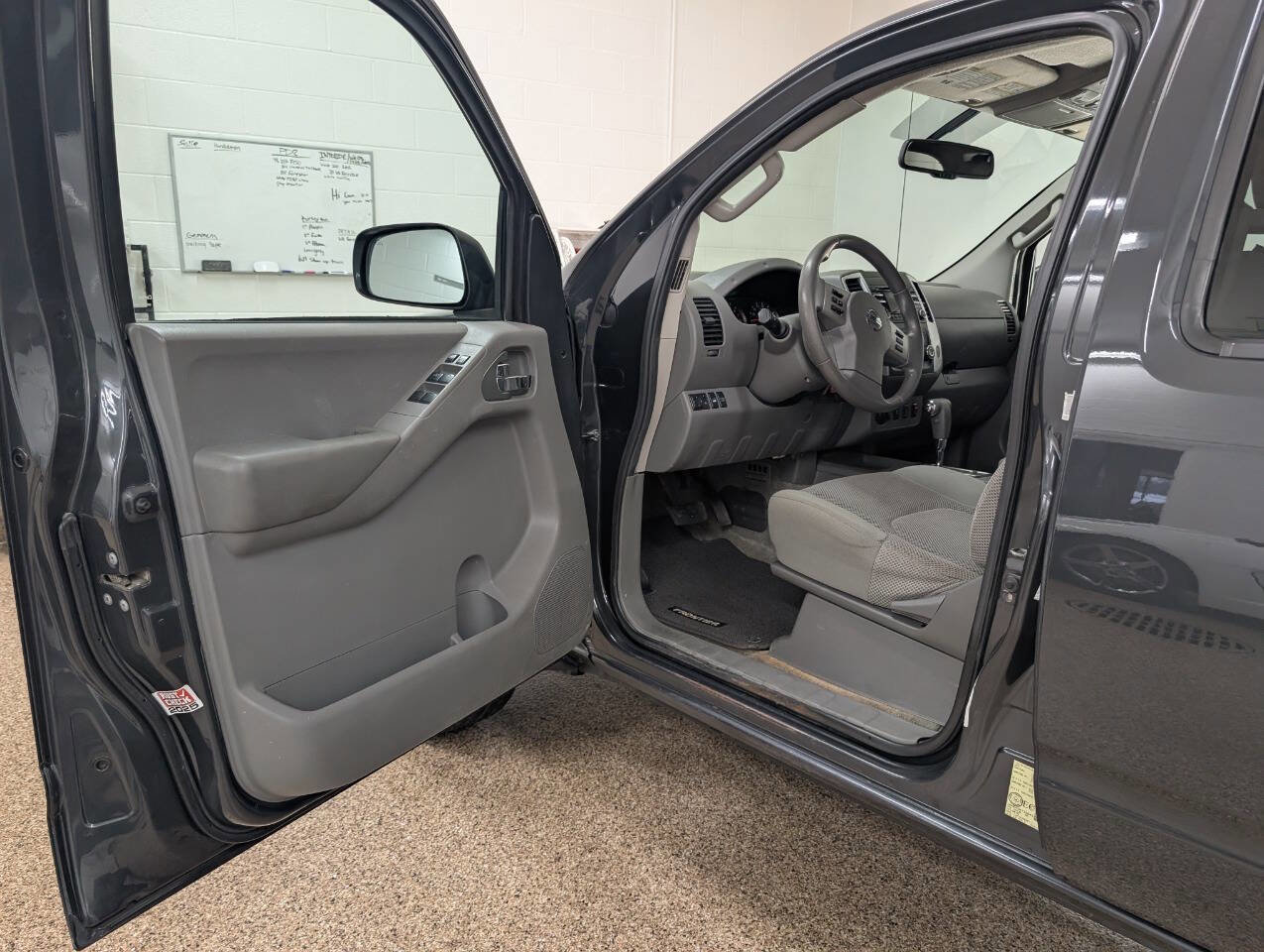 Used 2013 Nissan Frontier SV image 6