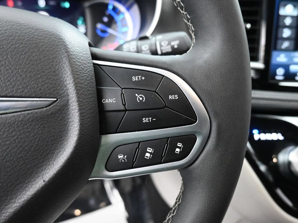 Used 2024 Chrysler Pacifica Limited FWD image 35