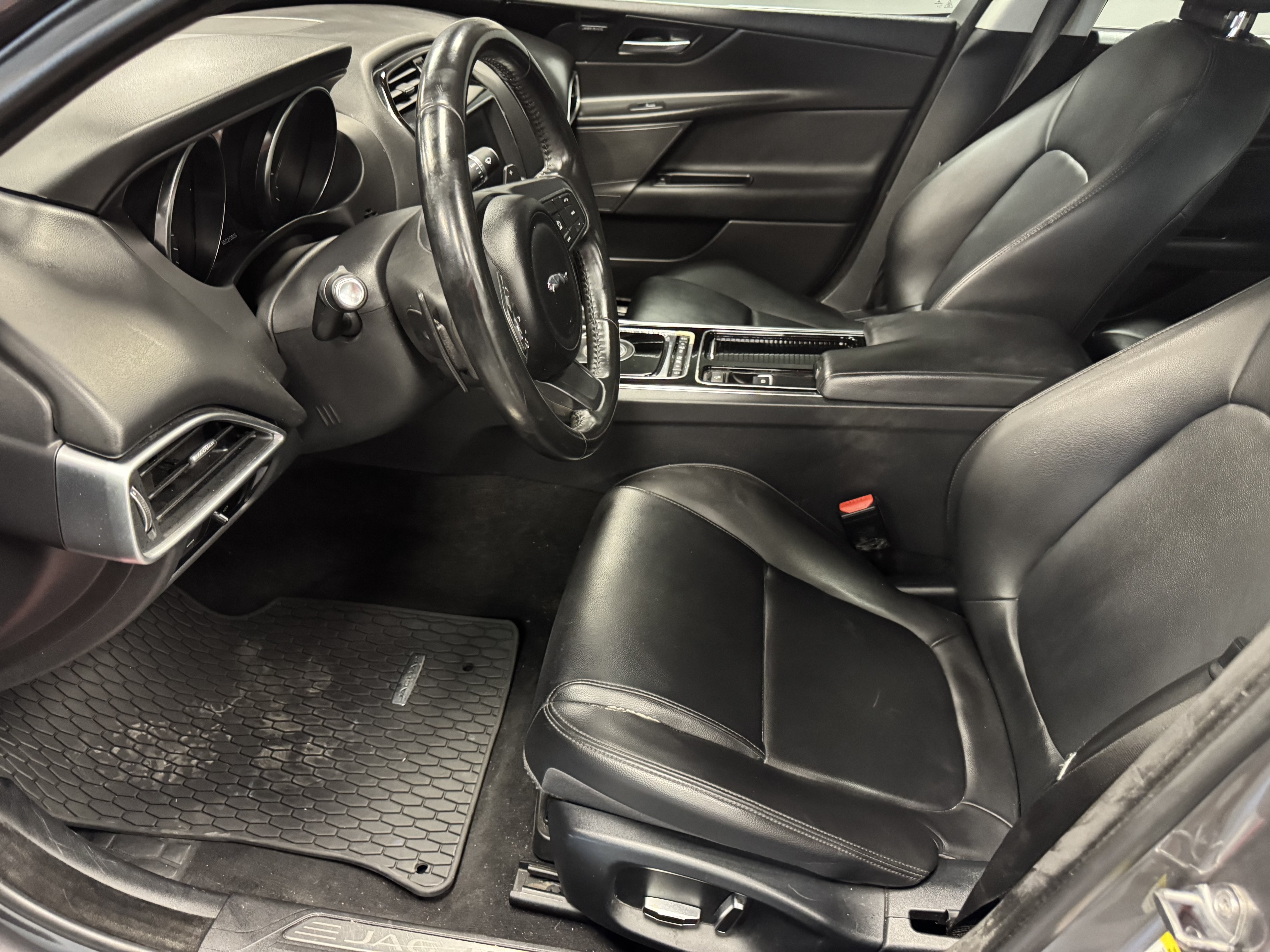 Used 2019 Jaguar XE Premium RWD image 7