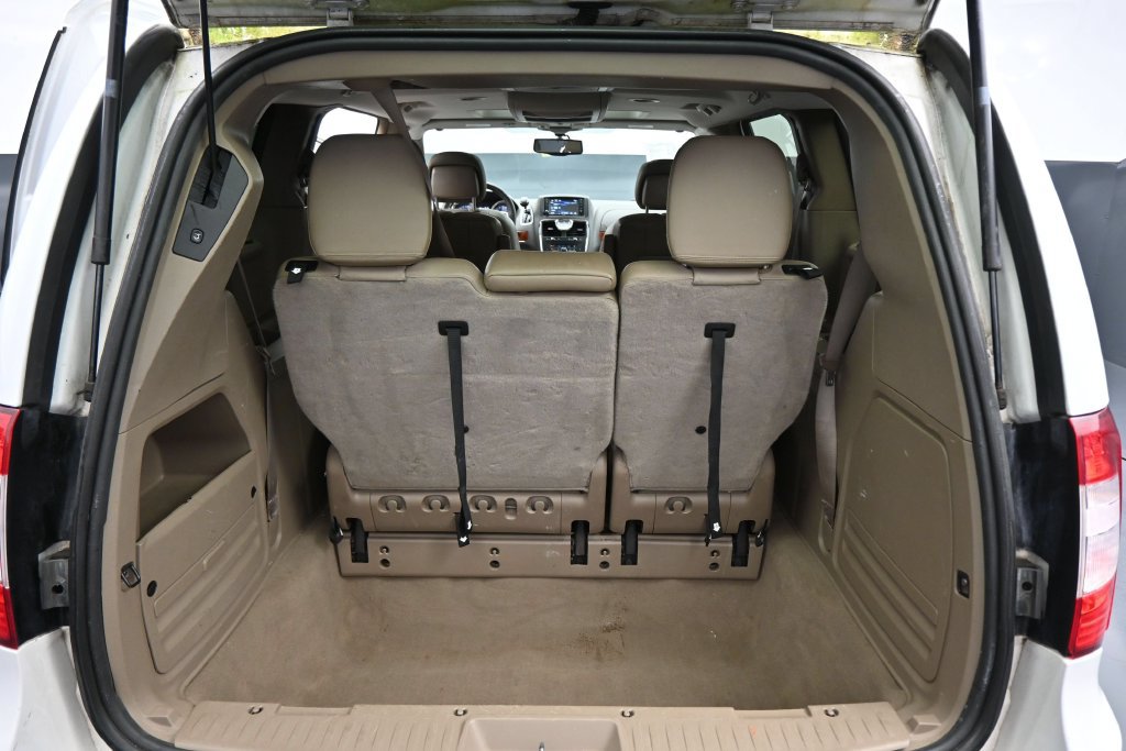 Used 2016 Chrysler Town & Country Touring-L FWD image 32