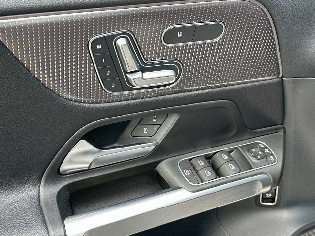 Used 2022 Mercedes-Benz GLB 250 4MATIC image 16