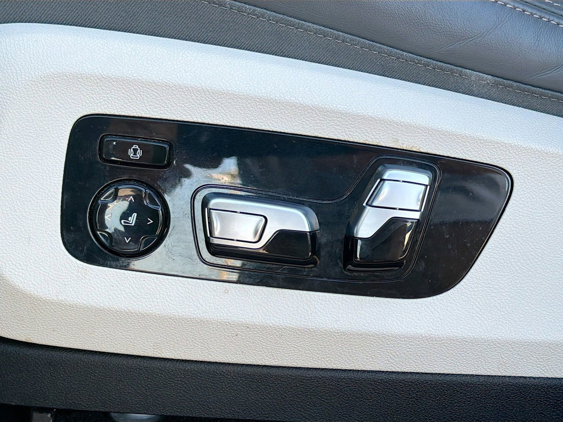 Used 2023 BMW X7 xDrive40i w/ Executive Package image 27