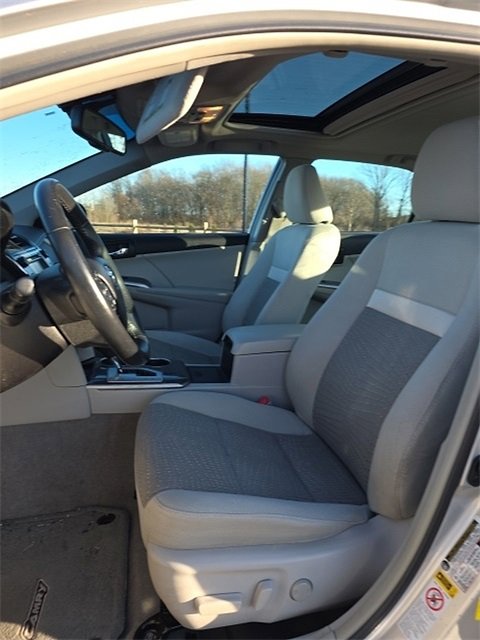 Used 2014 Toyota Camry Hybrid image 9