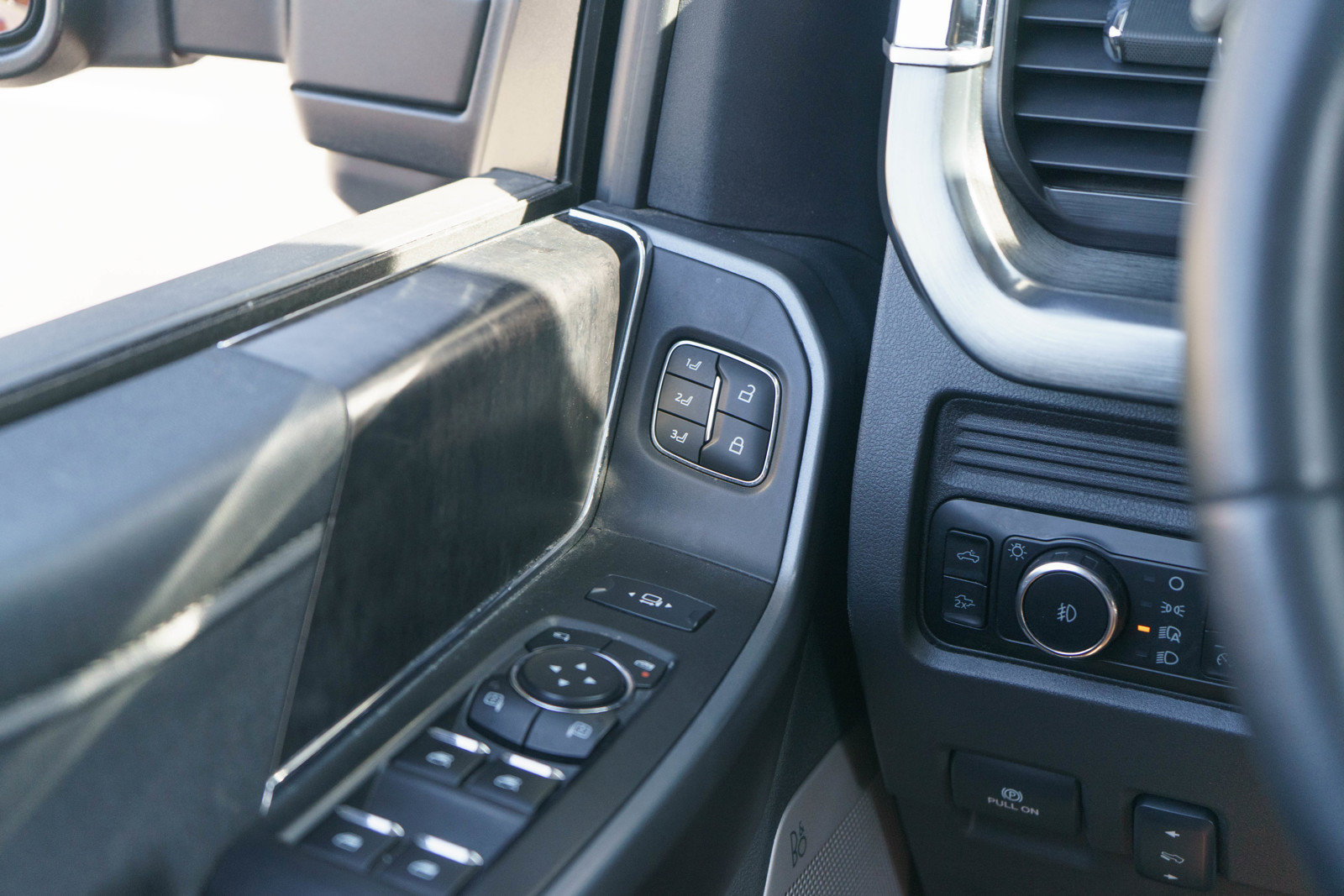 Used 2025 Ford F350 Lariat w/ Black Appearance Package AWD/4WD image 16