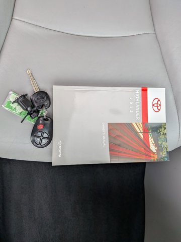 Used 2012 Toyota Highlander SE w/ Tow Pkg image 26