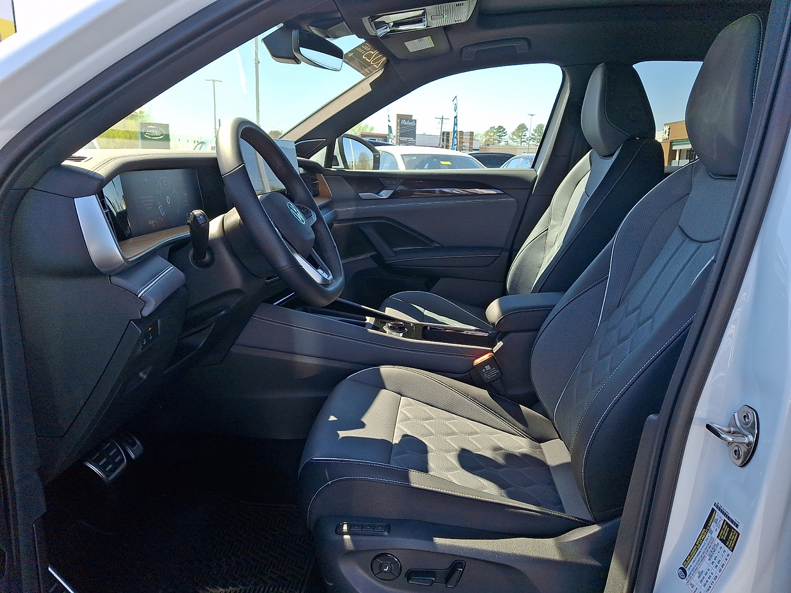 Certified 2025 Volkswagen Tiguan SEL R-Line AWD/4WD image 13