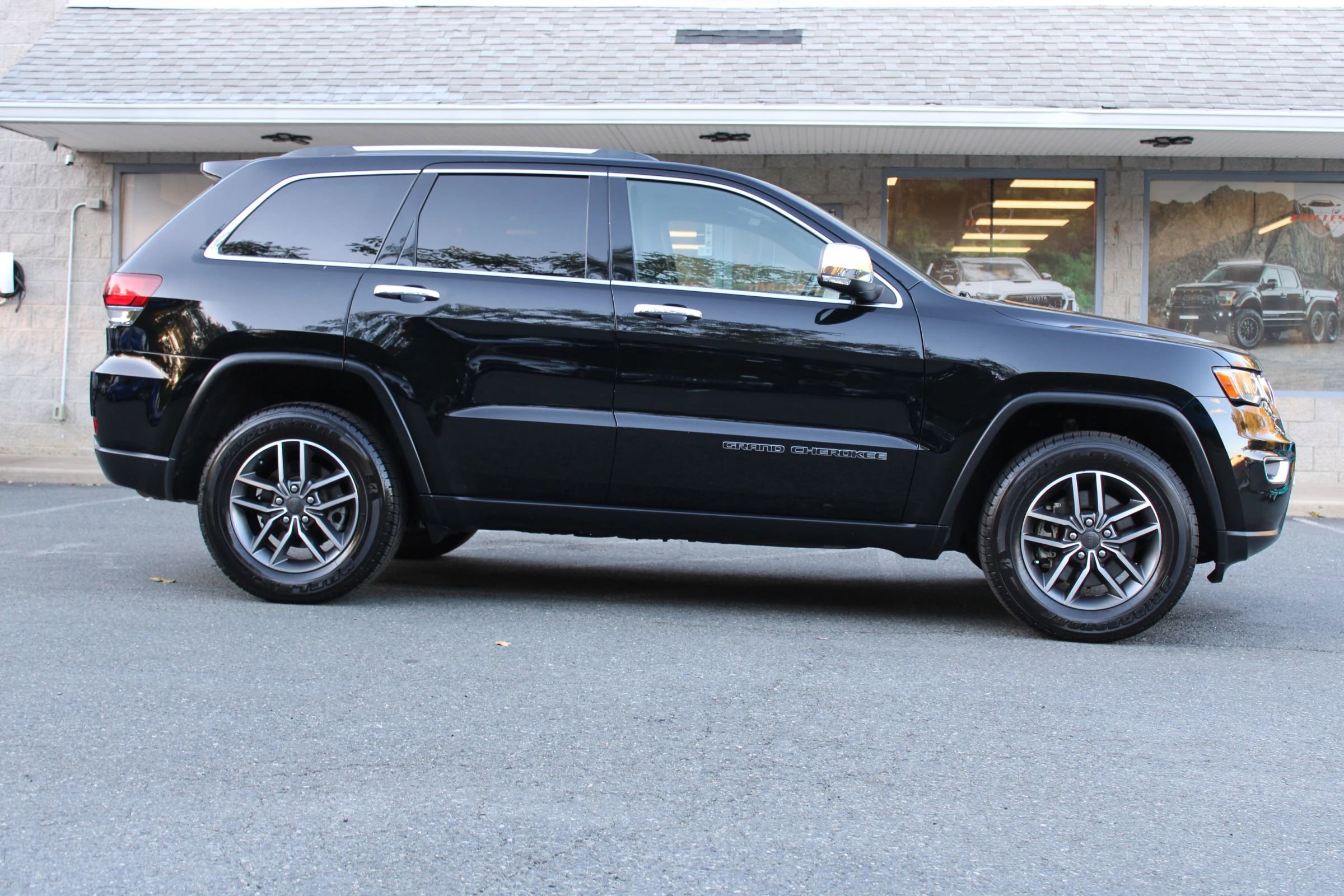 Used 2021 Jeep Grand Cherokee Limited w/ Luxury Group II image 26