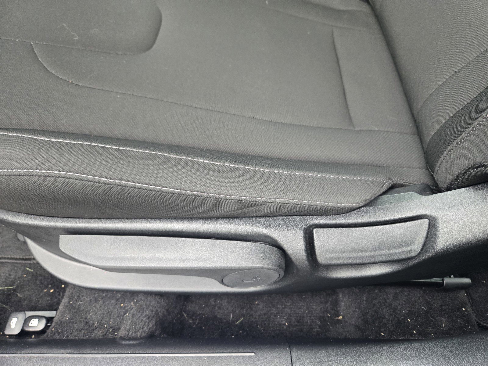 Used 2025 Hyundai Elantra SEL w/ Cargo Package image 15