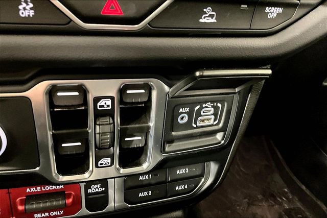 Used 2024 Jeep Gladiator Mojave w/ Technology Group image 16