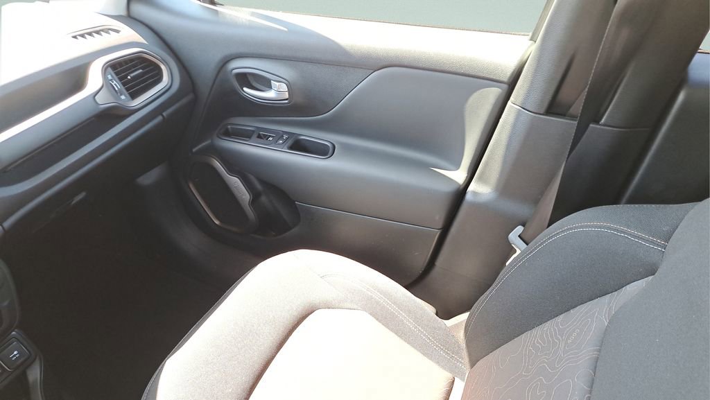Used 2023 Jeep Renegade Latitude image 16