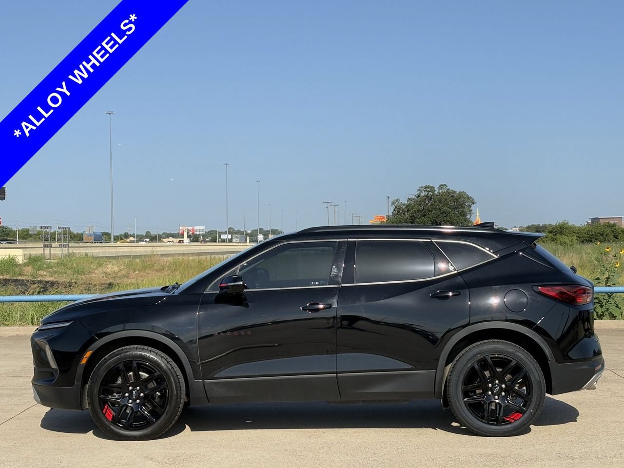 Used 2024 Chevrolet Blazer LT w/ Sound & Technology Package FWD image 3