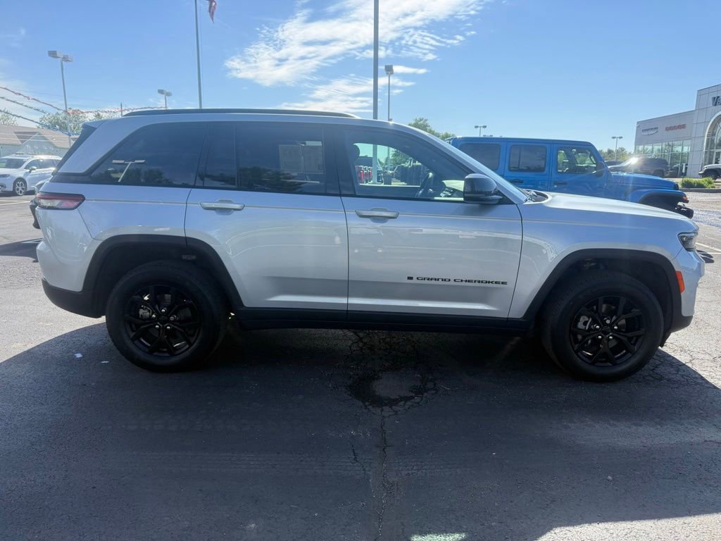 Used 2024 Jeep Grand Cherokee Altitude AWD/4WD image 2
