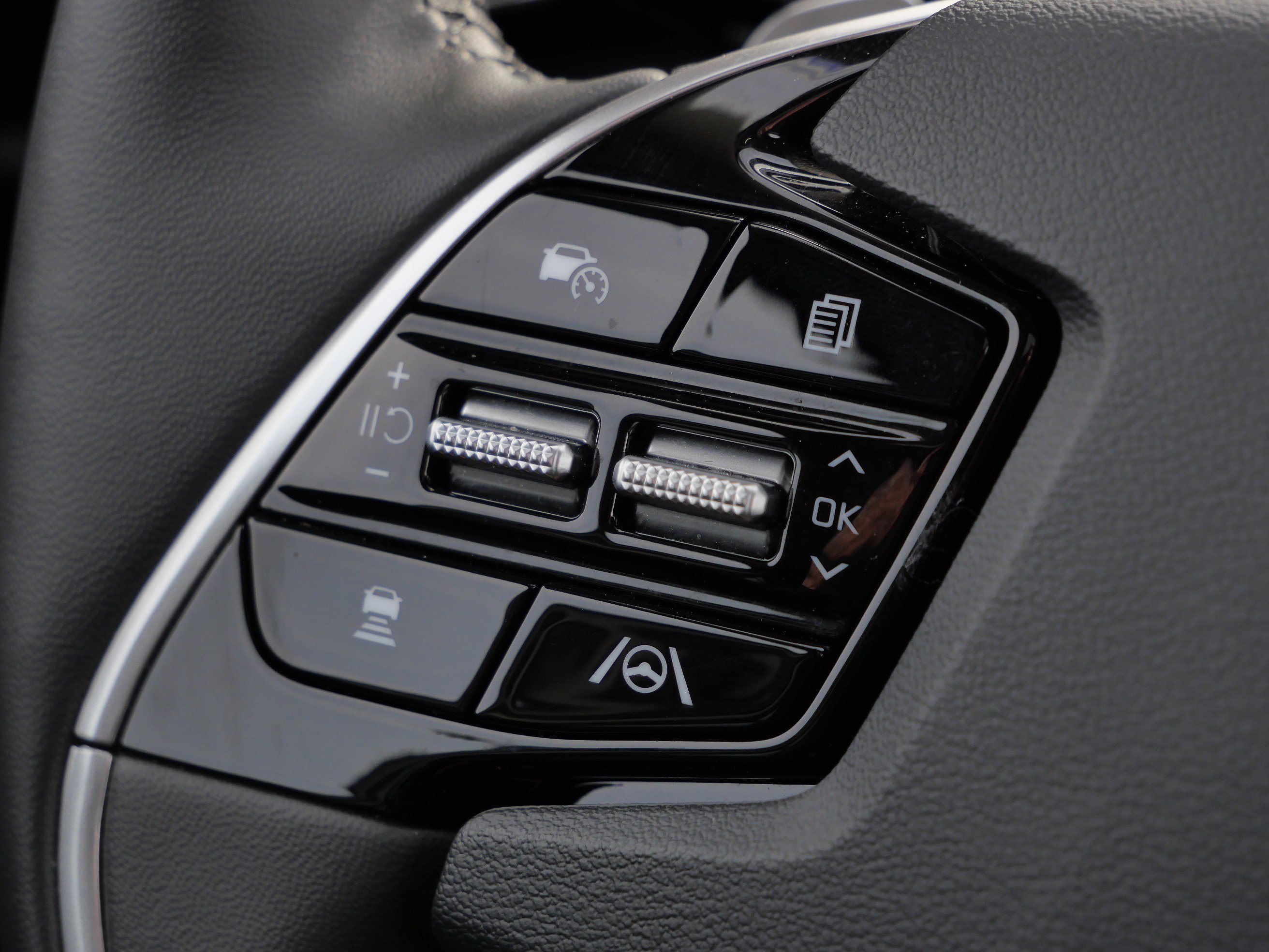 Used 2025 Kia Niro SX image 31