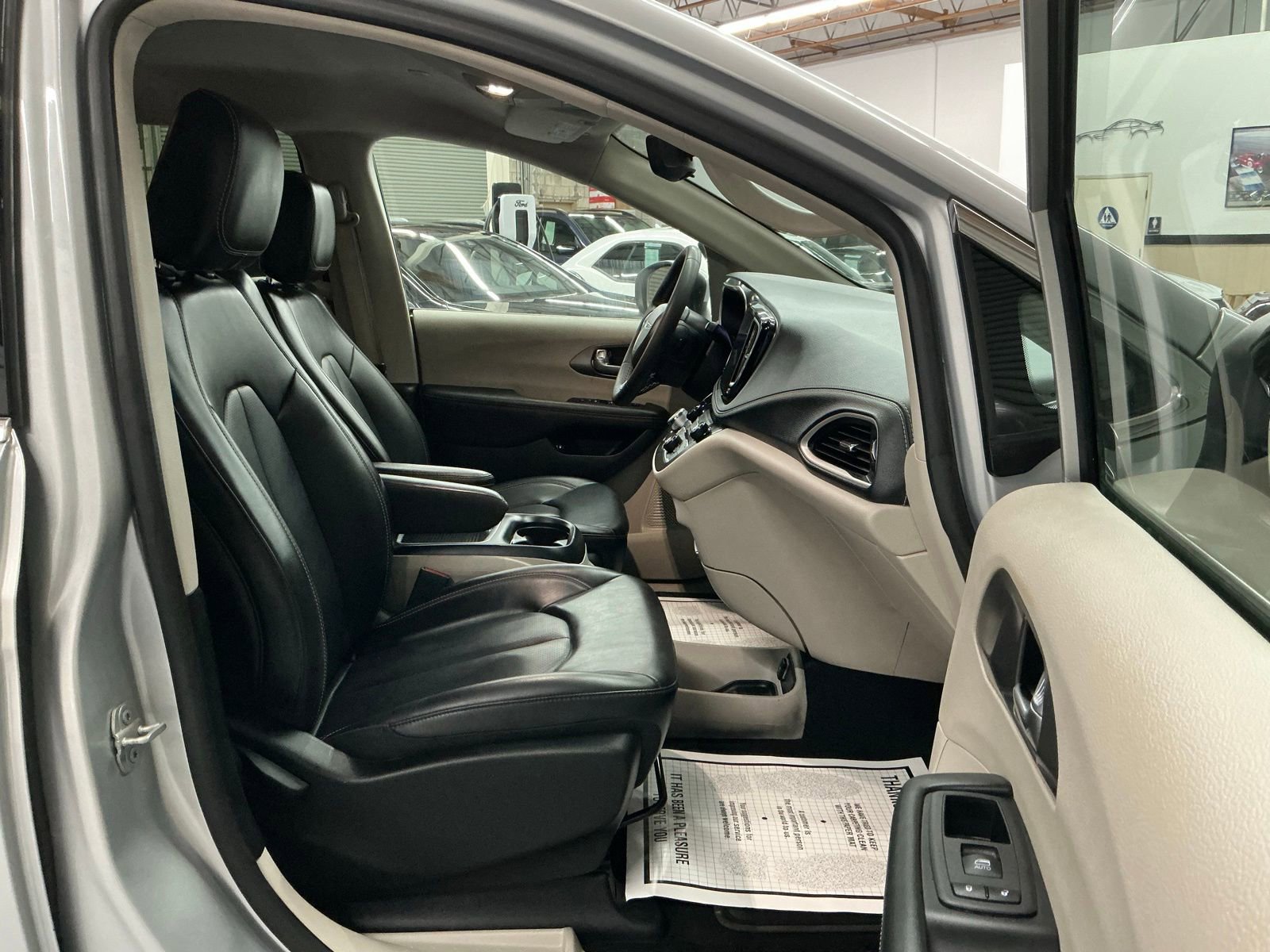 Used 2023 Chrysler Pacifica Touring-L image 12