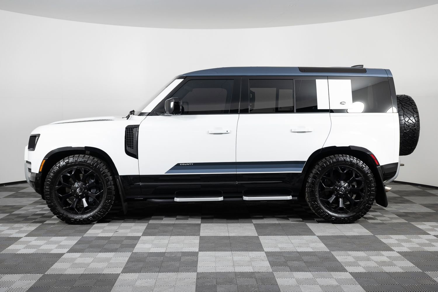 Used 2024 Land Rover Defender 110 SE image 3