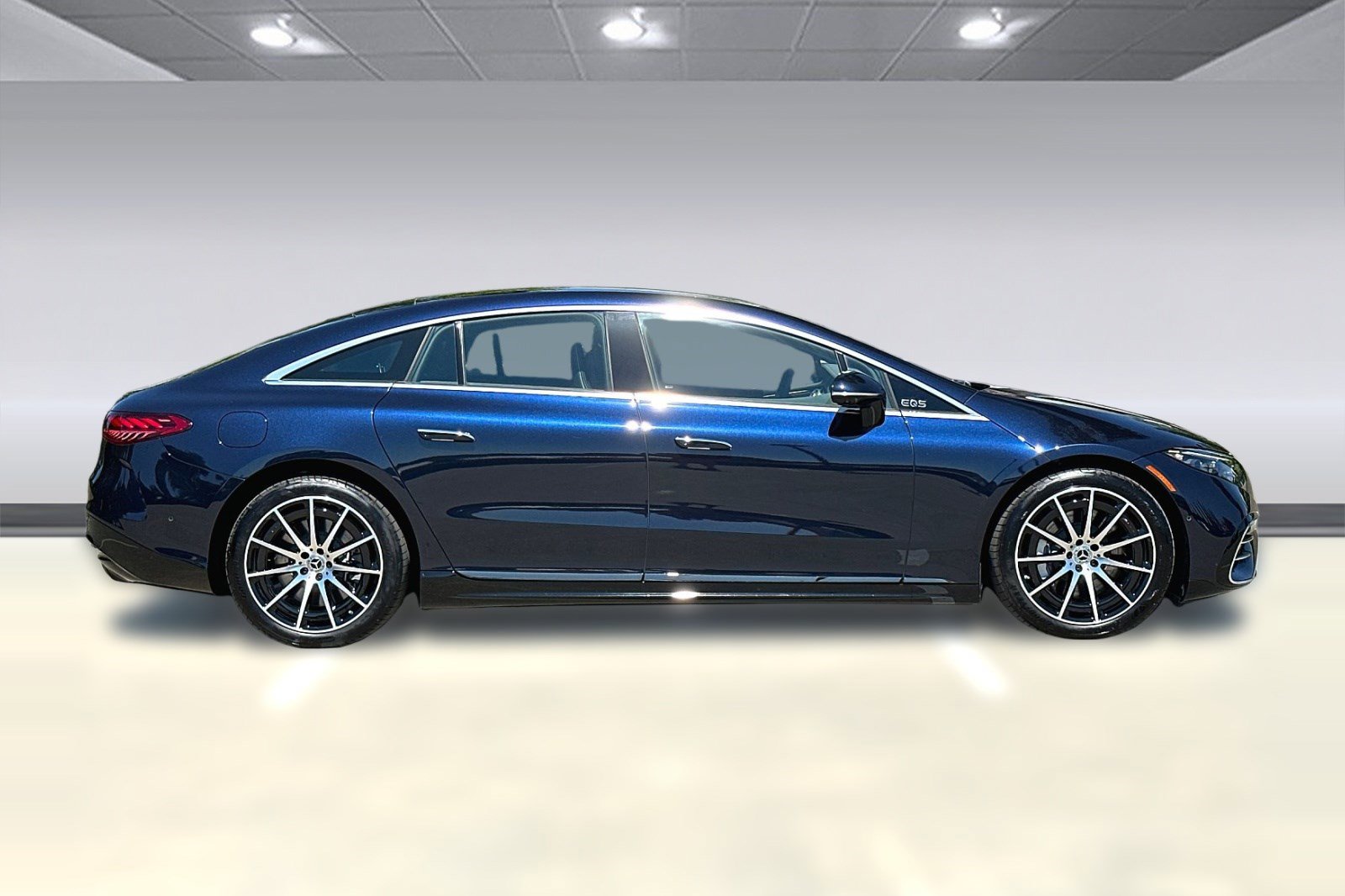 Used 2022 Mercedes-Benz EQS 580 4MATIC Sedan image 2