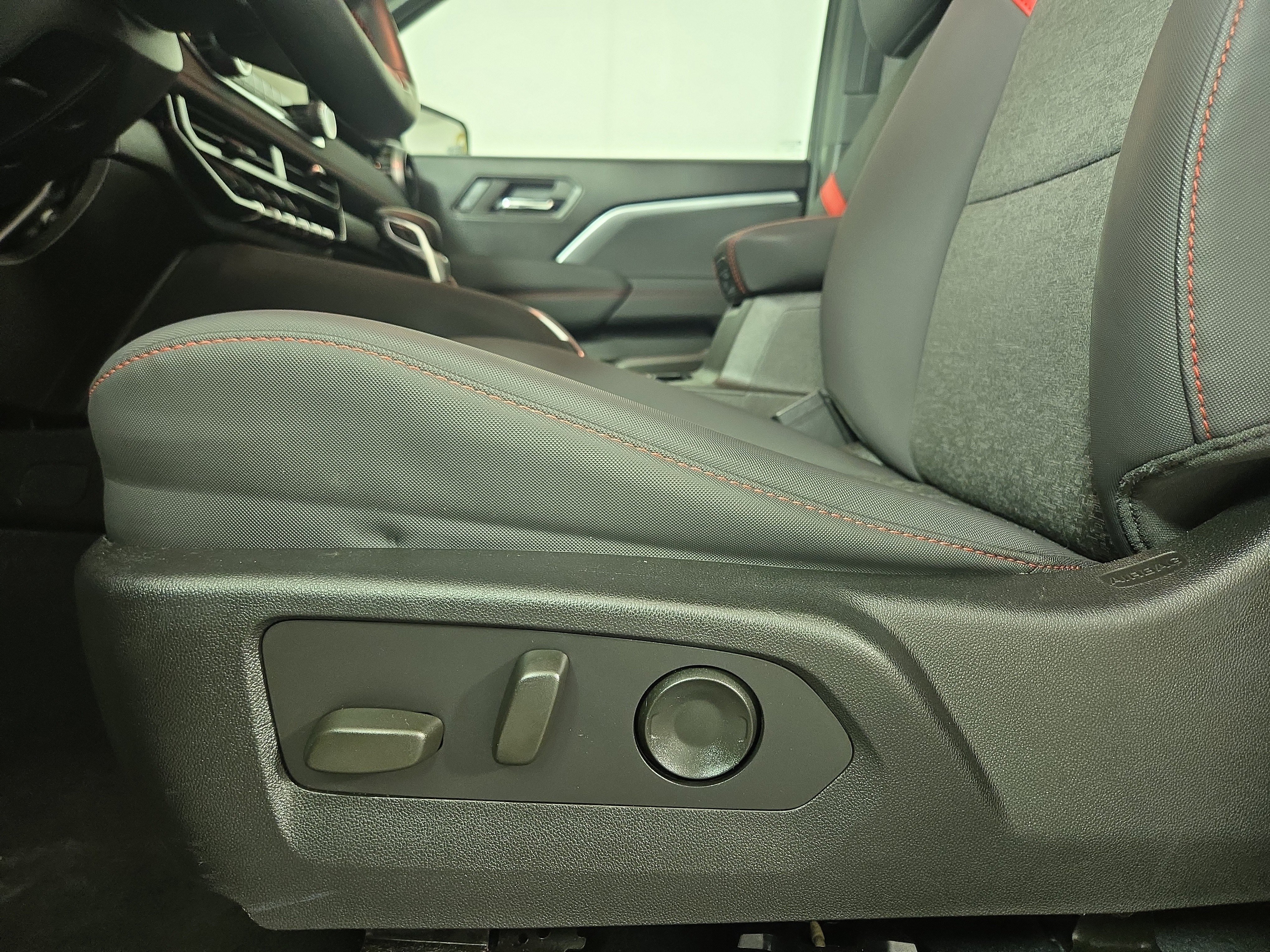 Certified 2024 Chevrolet Colorado Z71 w/ LPO, Dark Essentials Package image 28