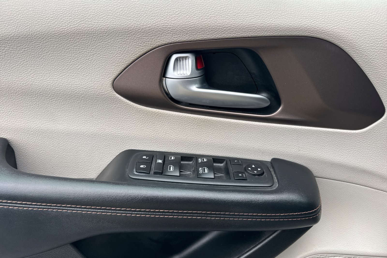 Used 2018 Chrysler Pacifica Touring-L FWD image 9