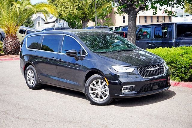 New 2026 Chrysler Pacifica Select AWD/4WD image 3