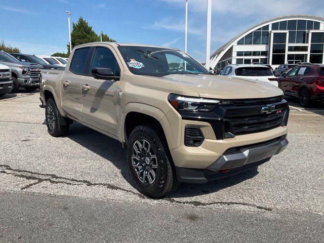 Used 2024 Chevrolet Colorado Z71 w/ Z71 Convenience Package 2 AWD/4WD image 3