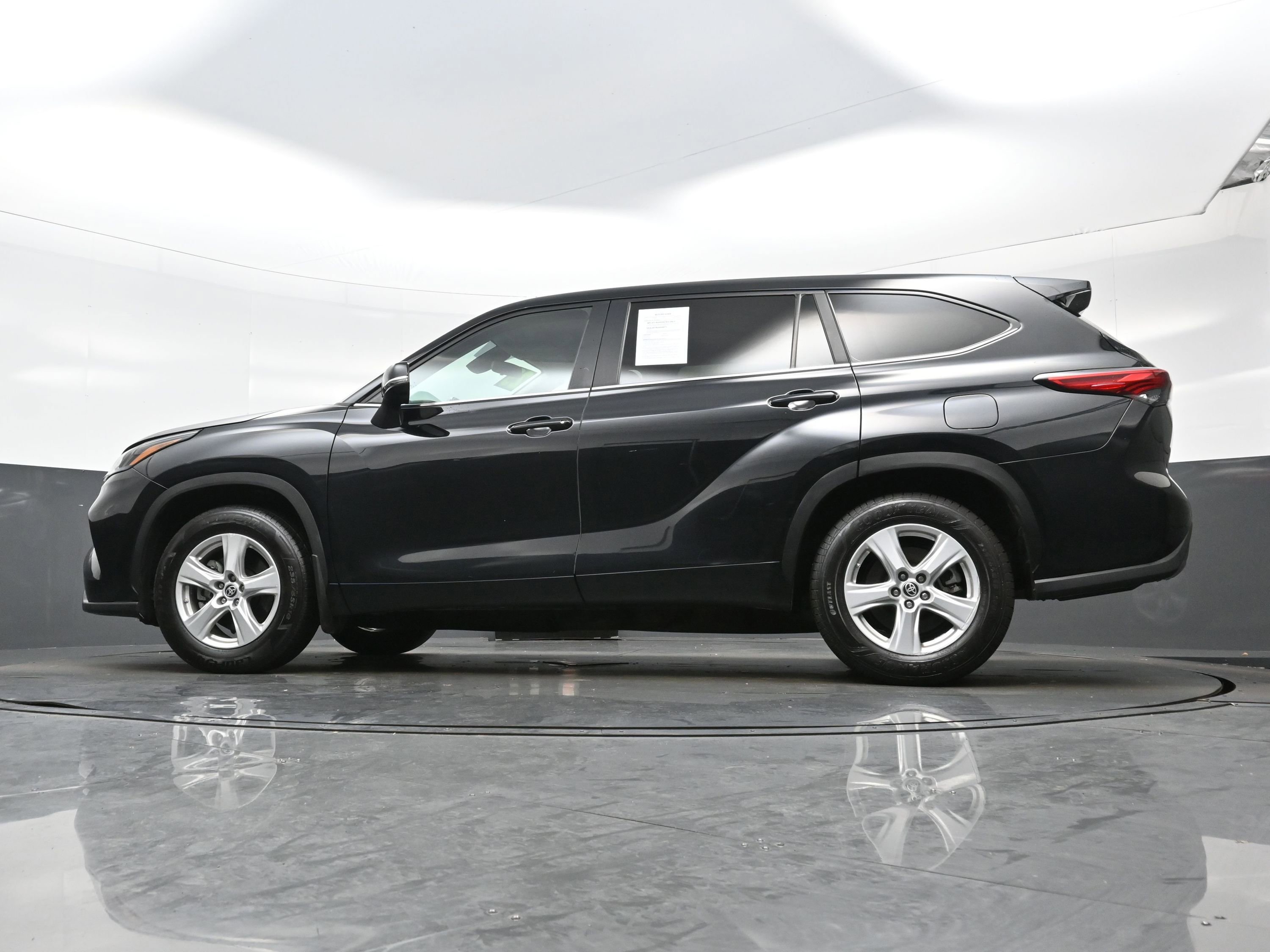 Used 2023 Toyota Highlander LE AWD/4WD image 26