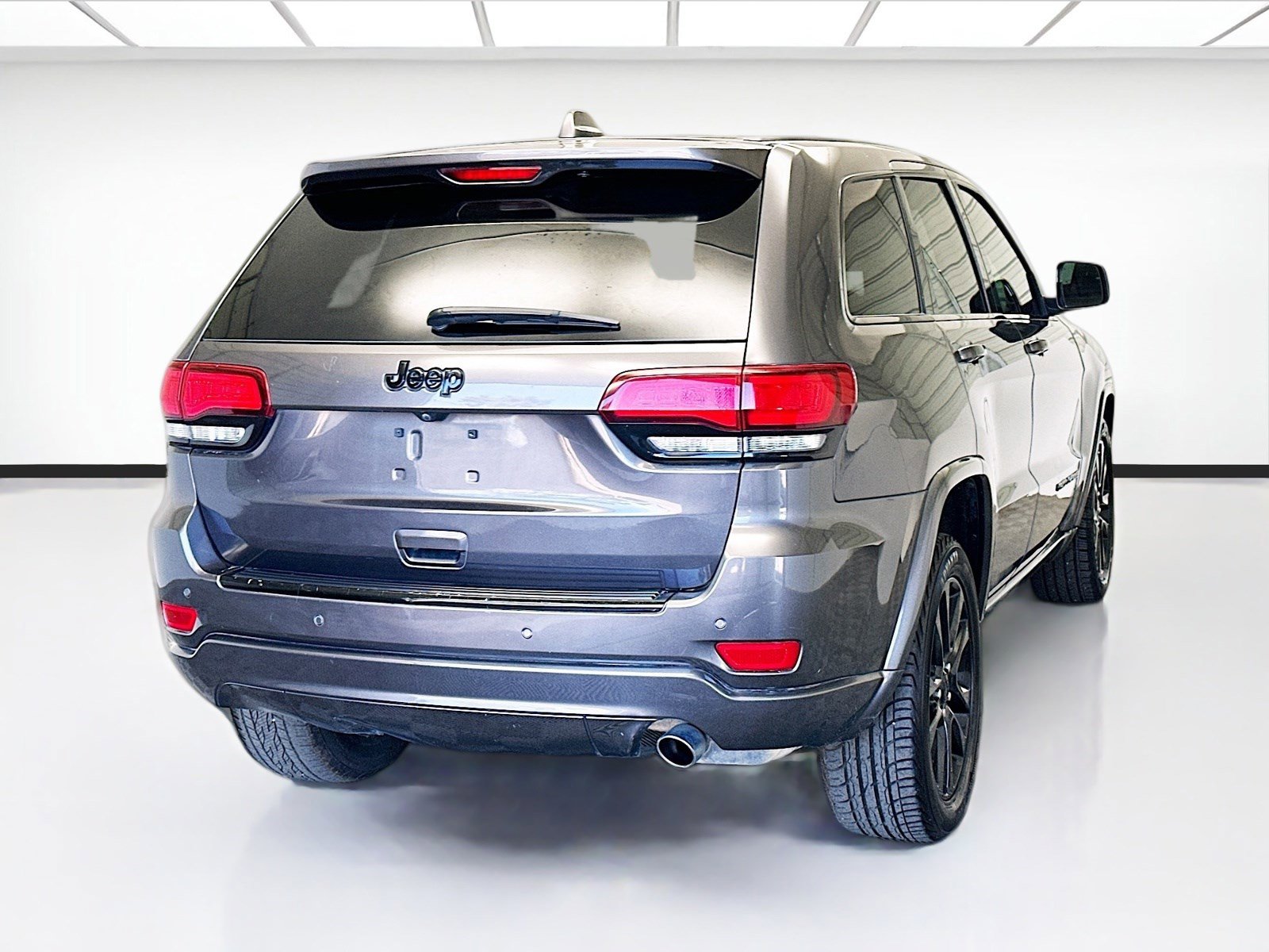 Used 2018 Jeep Grand Cherokee Altitude image 4