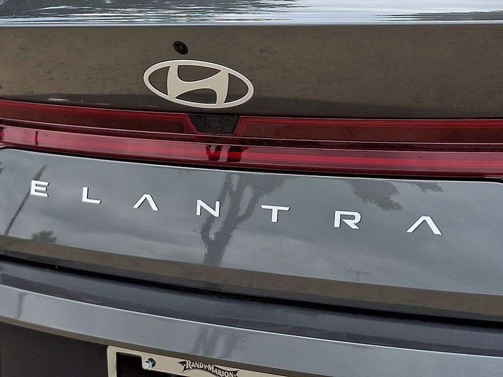 Used 2025 Hyundai Elantra Limited FWD image 31