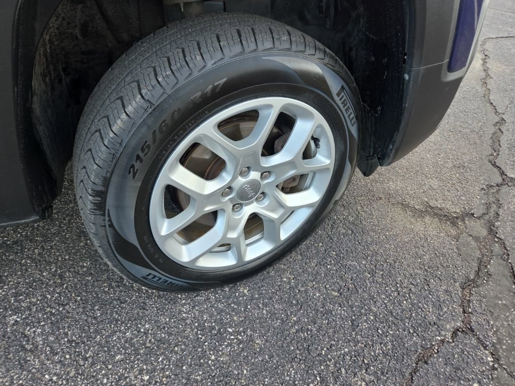 Used 2017 Jeep Renegade Latitude w/ Popular Equipment Group image 9