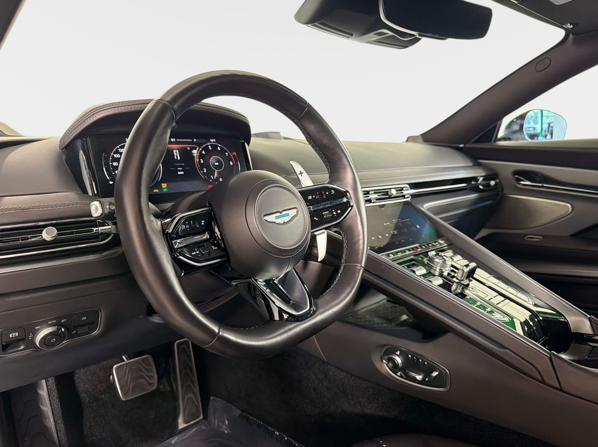 Used 2024 Aston Martin DB12 Coupe RWD image 34