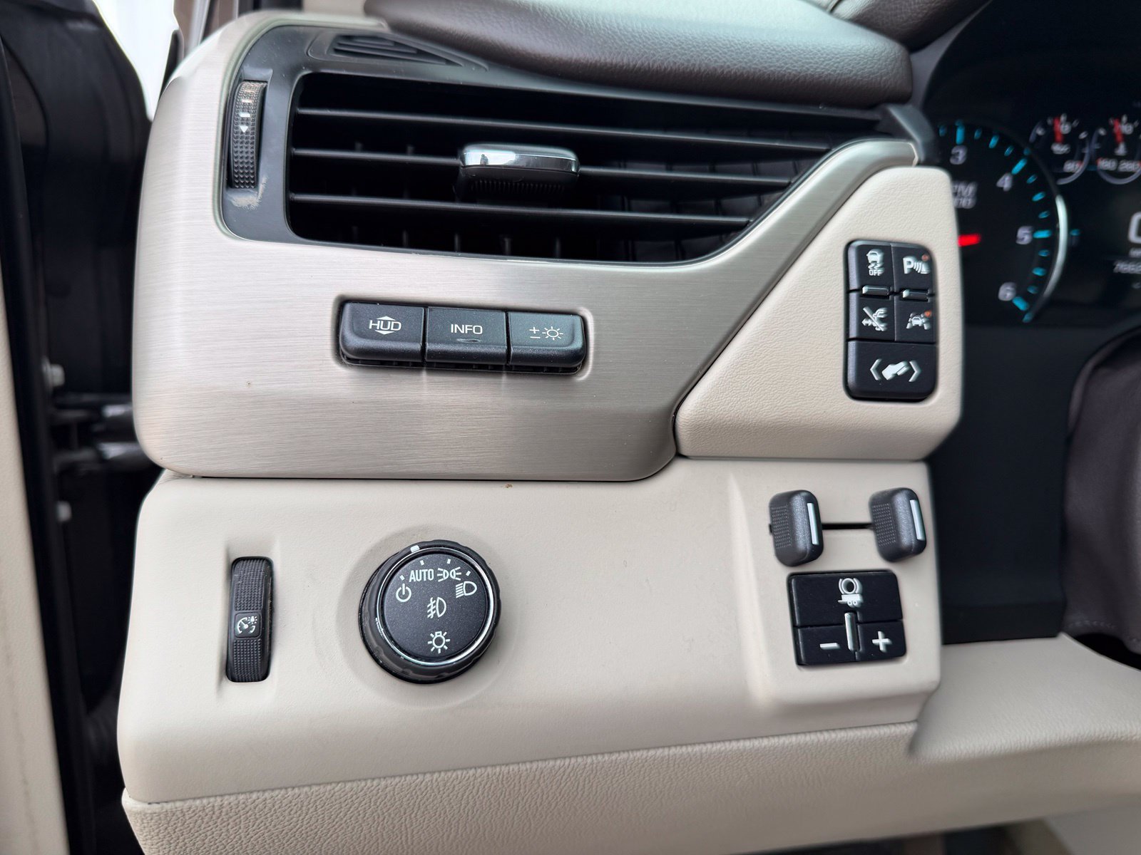 Used 2018 GMC Yukon Denali w/ Open Road Package RWD image 17